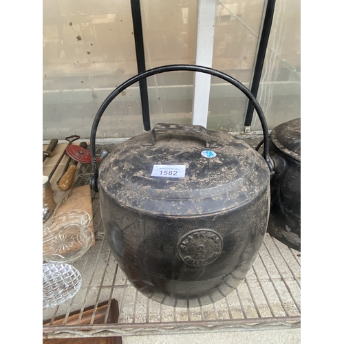 1582 - A VINTAGE ENAMELED CAST COOKING POT WITH LID