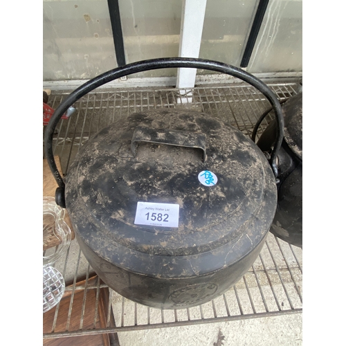 1582 - A VINTAGE ENAMELED CAST COOKING POT WITH LID