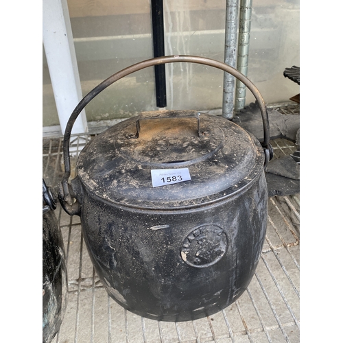 1583 - A VINTAGE ENAMELED CAST COOKING POT WITH LID