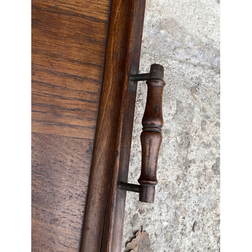 1585 - A VINTAGE OAK SERVING TRAY WITH CARRYING HANDLES