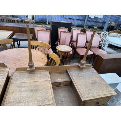2675 - AN EARLY 20TH CENTURY OAK DRESSING TABLE (LACKING MIRROR) AND MATCHING SIDE TABLE