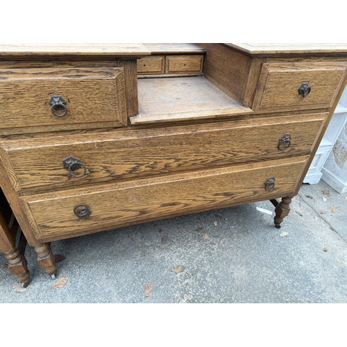 2675 - AN EARLY 20TH CENTURY OAK DRESSING TABLE (LACKING MIRROR) AND MATCHING SIDE TABLE