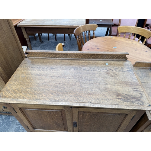 2675 - AN EARLY 20TH CENTURY OAK DRESSING TABLE (LACKING MIRROR) AND MATCHING SIDE TABLE