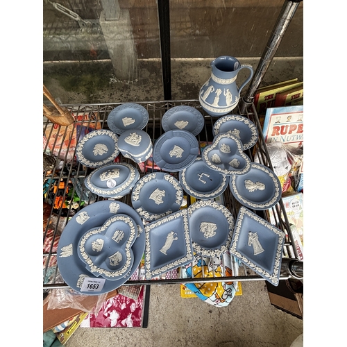 1653 - AN ASSORTMENT OF WEDGWOOD BLUE JASPER WARE ITEMS TO INCLUDE TRINKETS AND A JUG ETC