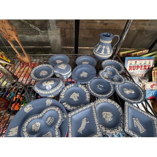 1653 - AN ASSORTMENT OF WEDGWOOD BLUE JASPER WARE ITEMS TO INCLUDE TRINKETS AND A JUG ETC
