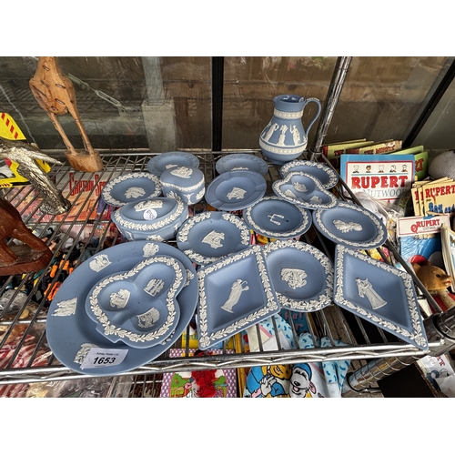 1653 - AN ASSORTMENT OF WEDGWOOD BLUE JASPER WARE ITEMS TO INCLUDE TRINKETS AND A JUG ETC