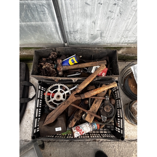 1695 - A LARGE ASSORTMENT OF VARIOUS ITEMS TO INCLUDE HAMMERS, A WOOD PLANE AND A WEIGHT ETC