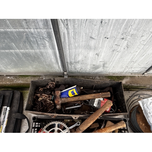 1695 - A LARGE ASSORTMENT OF VARIOUS ITEMS TO INCLUDE HAMMERS, A WOOD PLANE AND A WEIGHT ETC