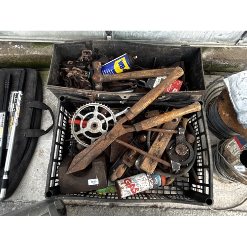 1695 - A LARGE ASSORTMENT OF VARIOUS ITEMS TO INCLUDE HAMMERS, A WOOD PLANE AND A WEIGHT ETC