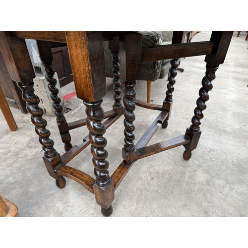 2725 - AN EARLY 20TH CENTURY OVAL OAK DINING TABLE ON BARLEY TWIST LEGS, 46