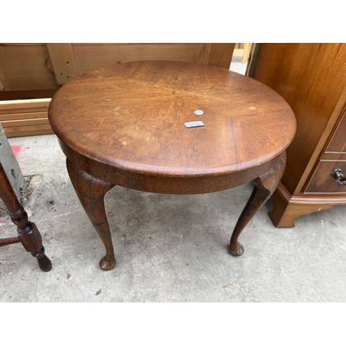 2733 - A MID 20TH CENTURY COFFEE TABLE, 23' DIAMETER, ON CABRIOLE LEGS