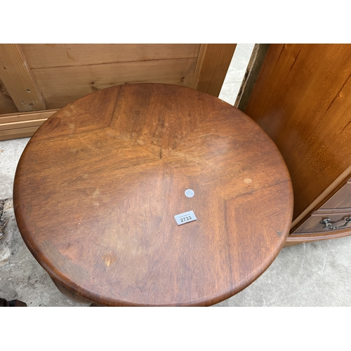 2733 - A MID 20TH CENTURY COFFEE TABLE, 23' DIAMETER, ON CABRIOLE LEGS