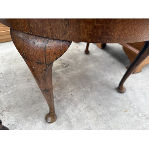 2733 - A MID 20TH CENTURY COFFEE TABLE, 23' DIAMETER, ON CABRIOLE LEGS