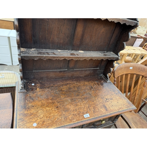 2736 - AN EARLY 20TH CENTURY OAK JACOBEAN STYLE DRESSER WITH PLATE RACK AND POT BOARD, 36