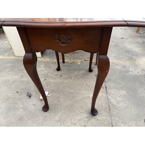 2805 - A MAHOGANY DROP LEAF TABLE ON CABRIOLE LEGS WITH SINGLE DRAWER