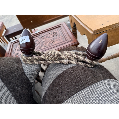 2807 - A GAINSBOROUGH THREE SEATER KNOLE SETTEE