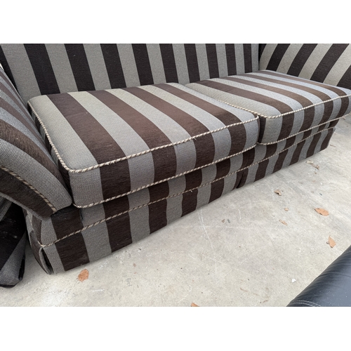 2807 - A GAINSBOROUGH THREE SEATER KNOLE SETTEE