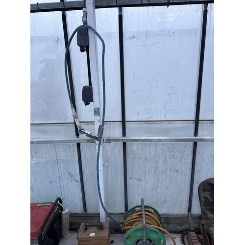 1703 - A CLIMBING ROPE WITH ATTATCHMENT