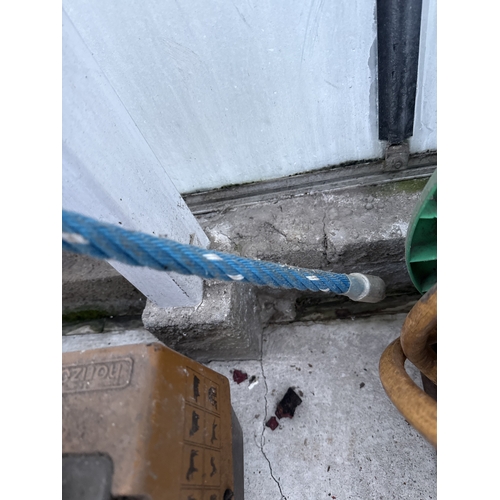 1703 - A CLIMBING ROPE WITH ATTATCHMENT