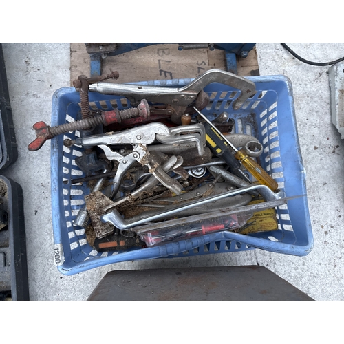 1706 - AN ASSORTMENT OF TOOLS TO INCLUDE MOLE GRIPS AND ALLAN KEYS ETC