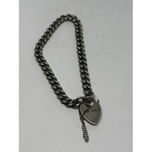 549 - A HEAVY SILVER WRIST CHAIN WITH A HALLMARKED BIRMINGHAM SILVER HEART LOCK GROSS WEIGHT 23.2 GRAMS