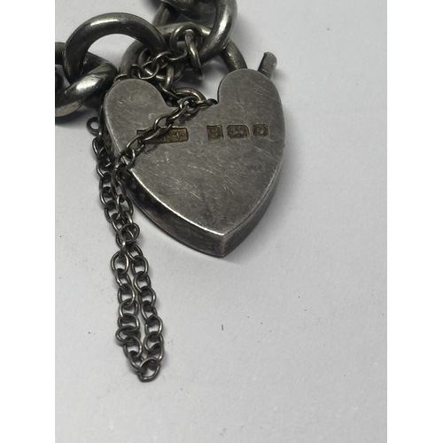 549 - A HEAVY SILVER WRIST CHAIN WITH A HALLMARKED BIRMINGHAM SILVER HEART LOCK GROSS WEIGHT 23.2 GRAMS