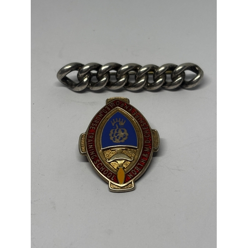 581 - TWO SILVER BROOCHES GROSS WEIGHT 21.07 GRAMS