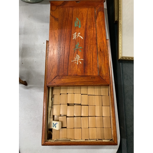 333A - A MAHJONG SET HOUSED IN A WOODEN CASE WITH BAMBOO BACKS