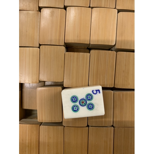 333A - A MAHJONG SET HOUSED IN A WOODEN CASE WITH BAMBOO BACKS