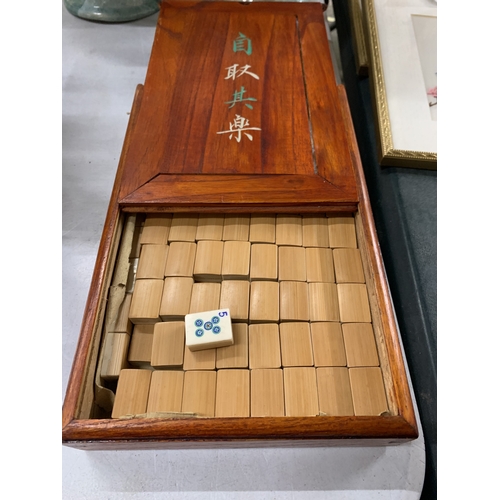 333A - A MAHJONG SET HOUSED IN A WOODEN CASE WITH BAMBOO BACKS