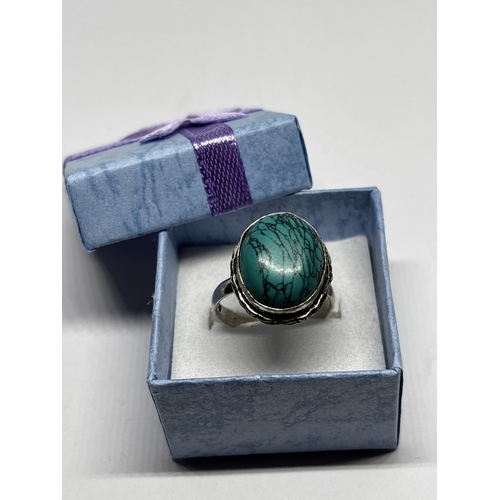 733 - A MARKED 925 TURQUOISE RING SIZE Q IN A PRESENTATION BOX
