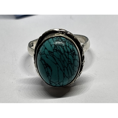 733 - A MARKED 925 TURQUOISE RING SIZE Q IN A PRESENTATION BOX