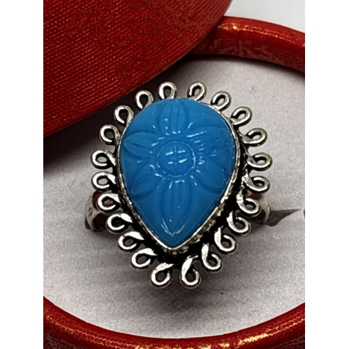 738 - A MARKED 925 CARVED BLUE RING SIZE S IN A PRESENTATION BOX