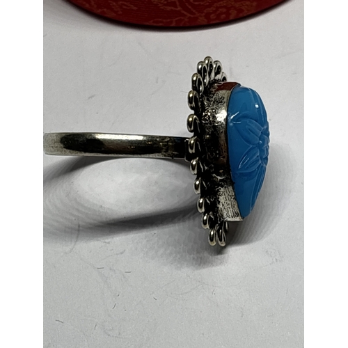 738 - A MARKED 925 CARVED BLUE RING SIZE S IN A PRESENTATION BOX