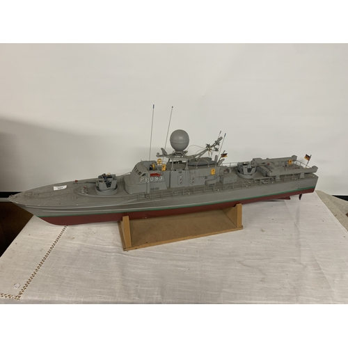 307 - A LARGE MODEL OF A GERMAN NAVY S-100 CLASS TORPEDO BOAT, THE 'WEISEL', LENGTH 107CM, HEIGHT 37CM WIT... 