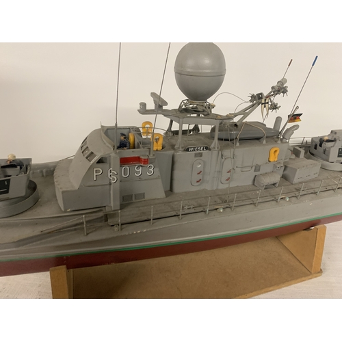 307 - A LARGE MODEL OF A GERMAN NAVY S-100 CLASS TORPEDO BOAT, THE 'WEISEL', LENGTH 107CM, HEIGHT 37CM WIT... 
