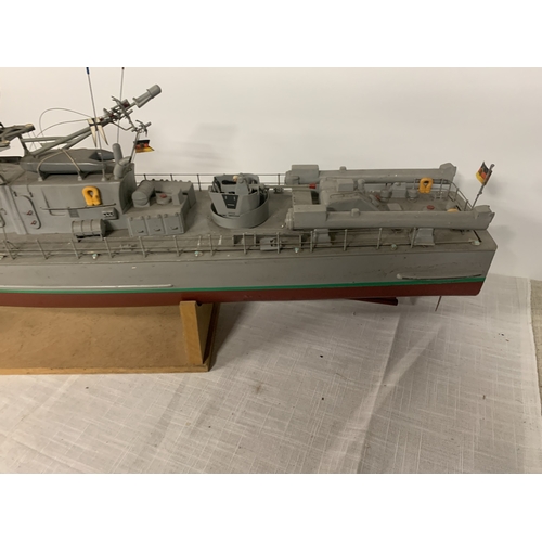 307 - A LARGE MODEL OF A GERMAN NAVY S-100 CLASS TORPEDO BOAT, THE 'WEISEL', LENGTH 107CM, HEIGHT 37CM WIT... 