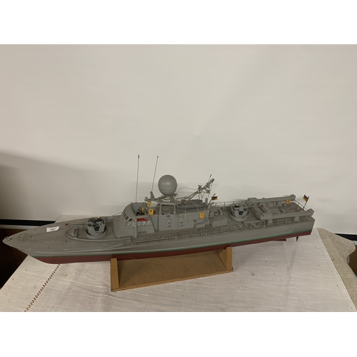 307 - A LARGE MODEL OF A GERMAN NAVY S-100 CLASS TORPEDO BOAT, THE 'WEISEL', LENGTH 107CM, HEIGHT 37CM WIT... 