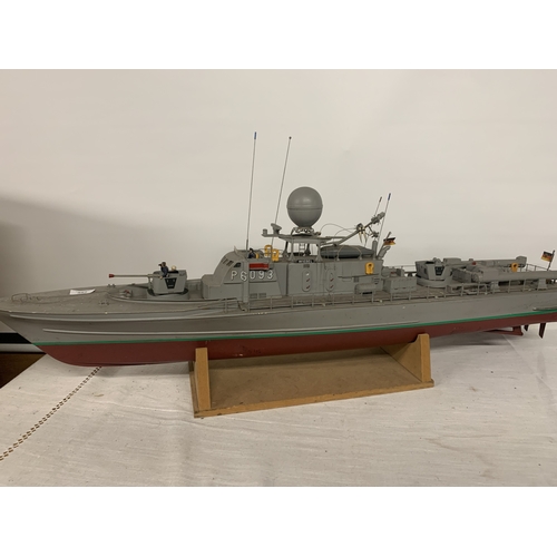 307 - A LARGE MODEL OF A GERMAN NAVY S-100 CLASS TORPEDO BOAT, THE 'WEISEL', LENGTH 107CM, HEIGHT 37CM WIT... 