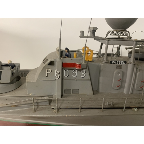 307 - A LARGE MODEL OF A GERMAN NAVY S-100 CLASS TORPEDO BOAT, THE 'WEISEL', LENGTH 107CM, HEIGHT 37CM WIT... 