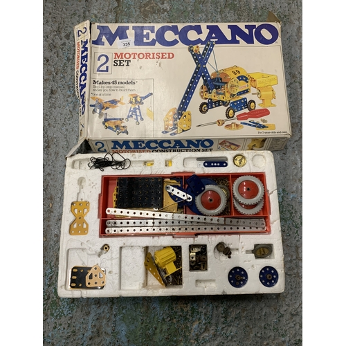 335 - A QUANTITY OF MODEL BUILDINGS TO INCLUDE SCALEXRTIC AND A MECCANO MOTORISED SET