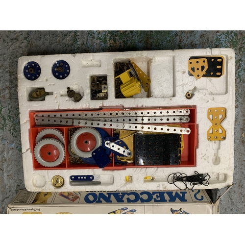 335 - A QUANTITY OF MODEL BUILDINGS TO INCLUDE SCALEXRTIC AND A MECCANO MOTORISED SET