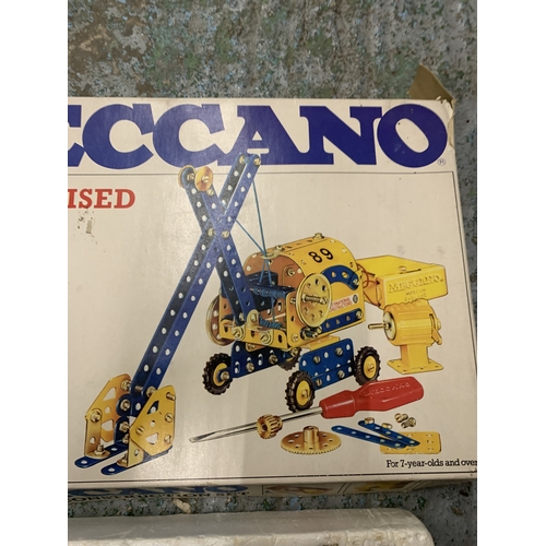 335 - A QUANTITY OF MODEL BUILDINGS TO INCLUDE SCALEXRTIC AND A MECCANO MOTORISED SET