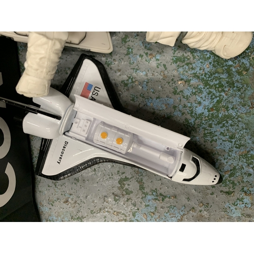 336 - A QUANITY OF DIECAST VEHICLES AND SPACE ITEMS TO INCLUDE DISCOVERY, ROCKET ETC