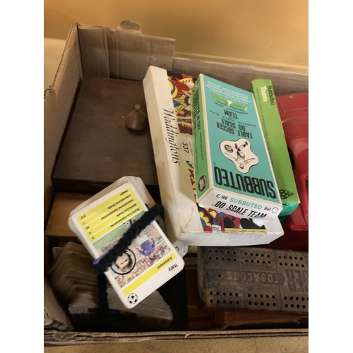 337 - AN ASSORTMENT OF GAMES TO INLCUDE CHESS PIECES, TOP TRUMPS STYLE CARDS, DOMINOS, CRIBBAGE, SUBUTEO T... 