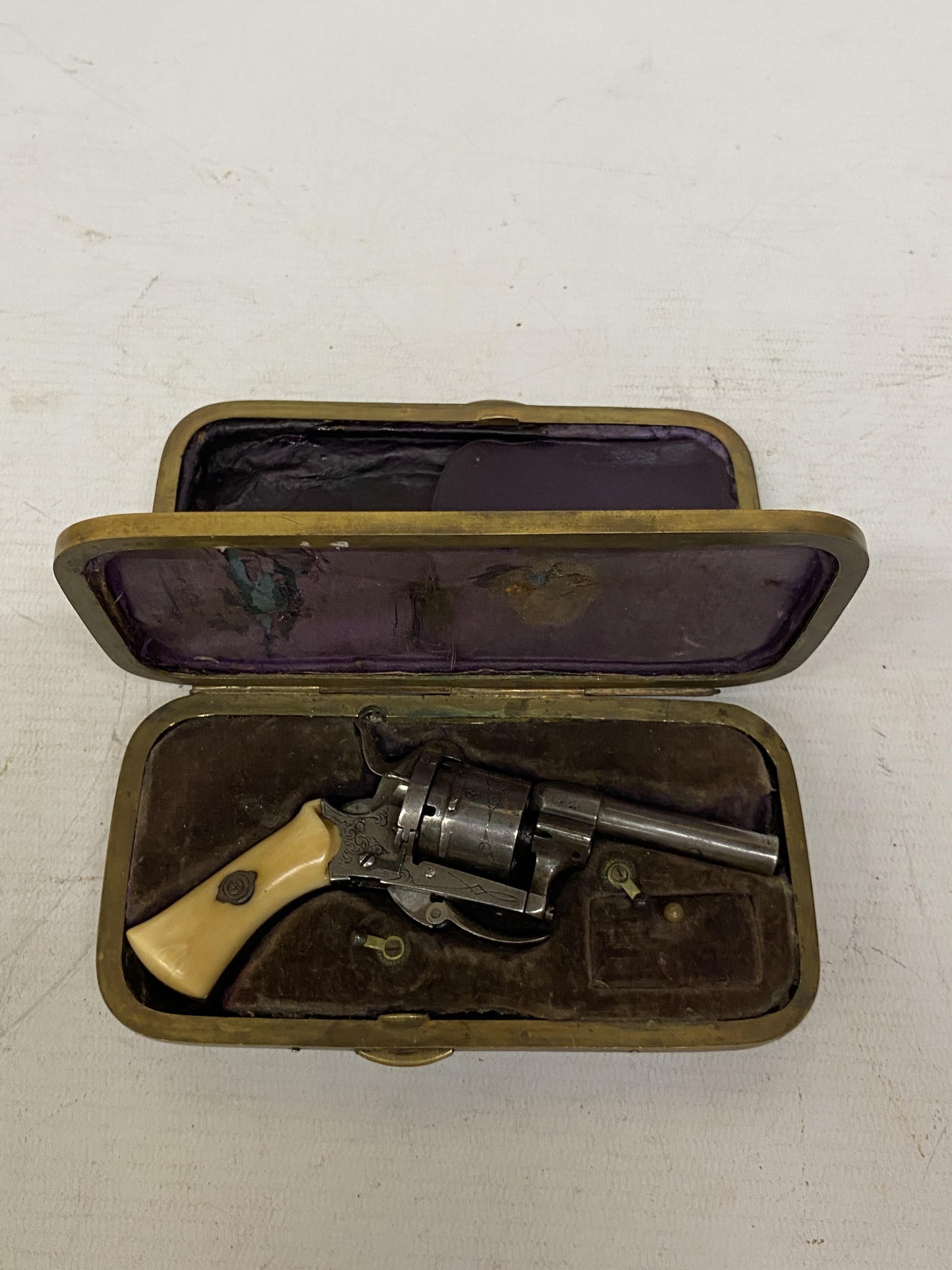 A VINTAGE GAMBLER'S GUN AND CHEROOTS IN A FITTED CASE