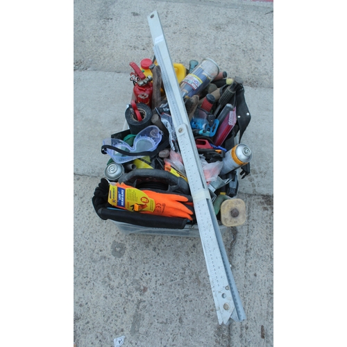 BUILDERS ACCESORIES TUB - PALLETS x 2, TROWLS, STRING LINE, GLOVES, GAS ...