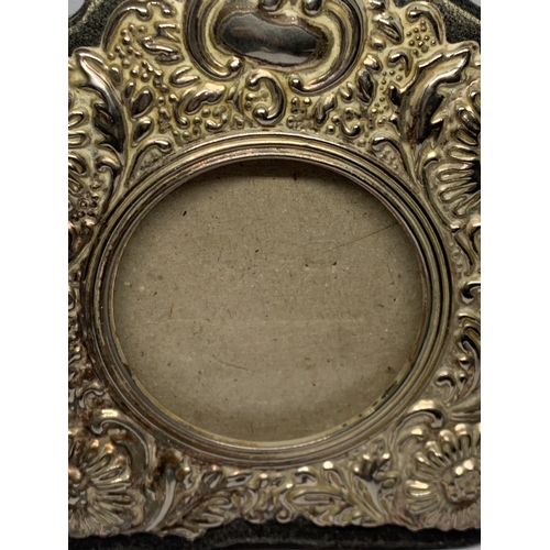 A POSSIBLY SILVER ORNATE PHOTOGRAPH FRAME 12CM X 10CM