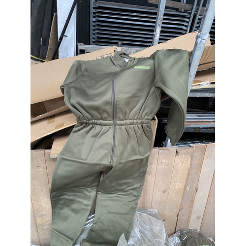 3940 - EIGHTEEN FLEECES SIZE S