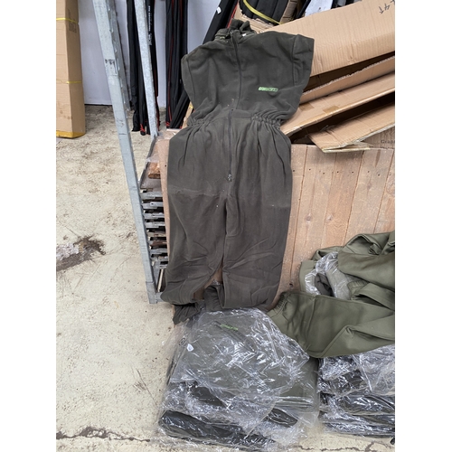 3941 - A LARGE QUANTITY OF FLEECES SIZE S